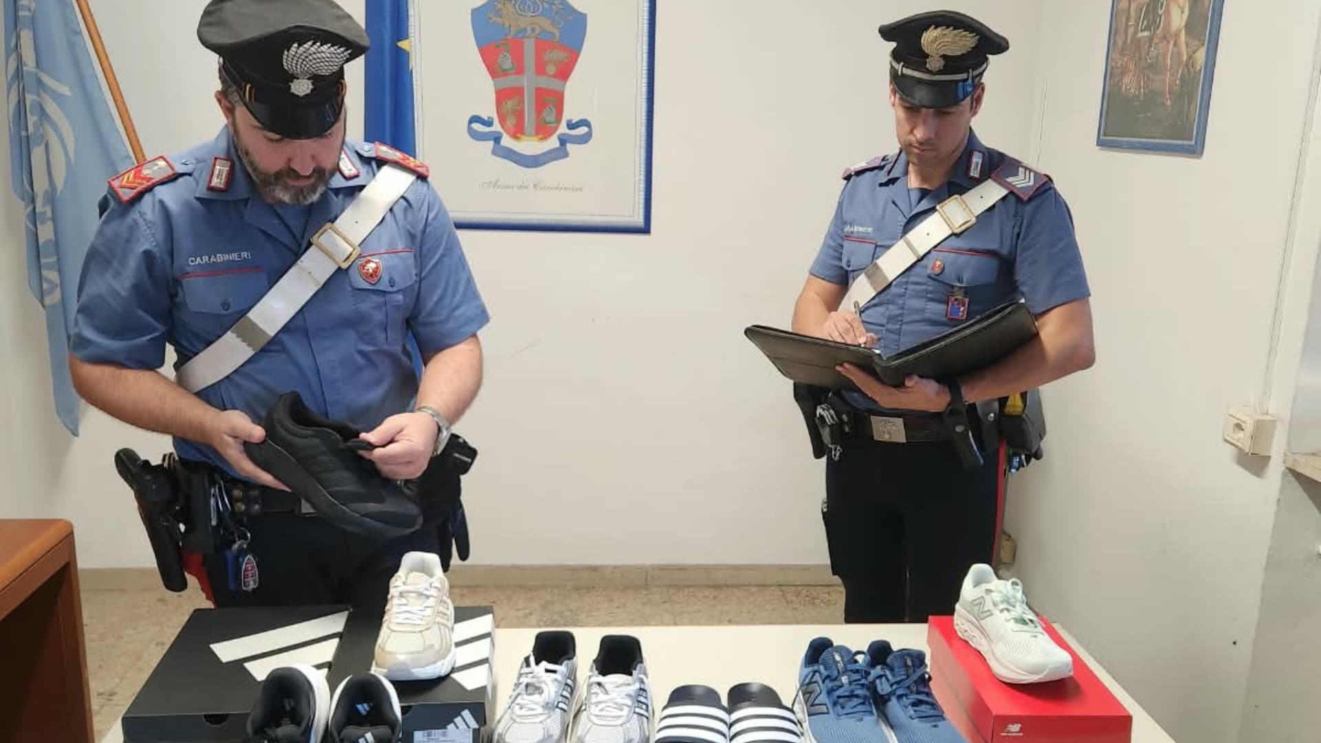 Un carabiniere libero dal servizio nota il furto al Pittarosso: tre arresti a Silvi, sequestrate scarpe e cesoie