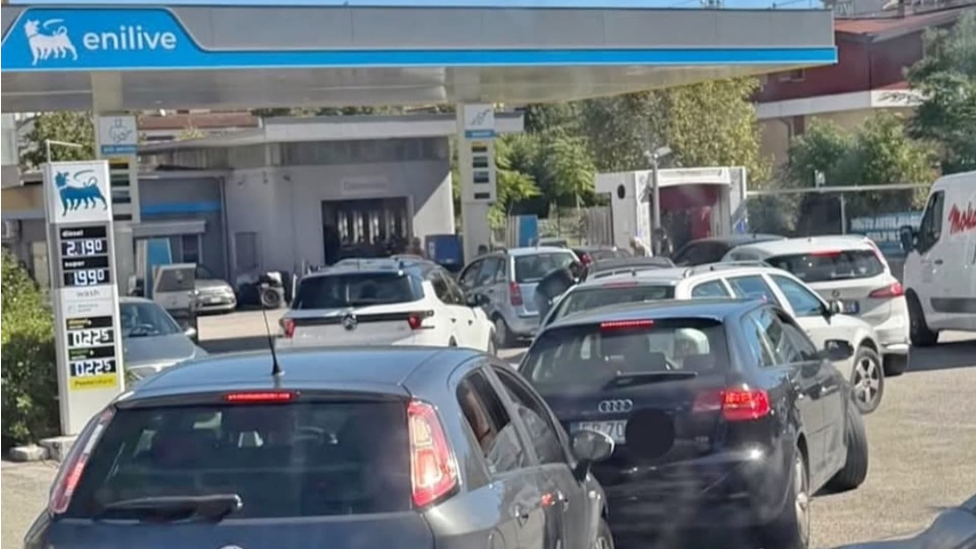 Carburanti, corsa al pieno nel teramano: file alle Eni per il price cap, si sgonfia la "Benzina del sindaco"