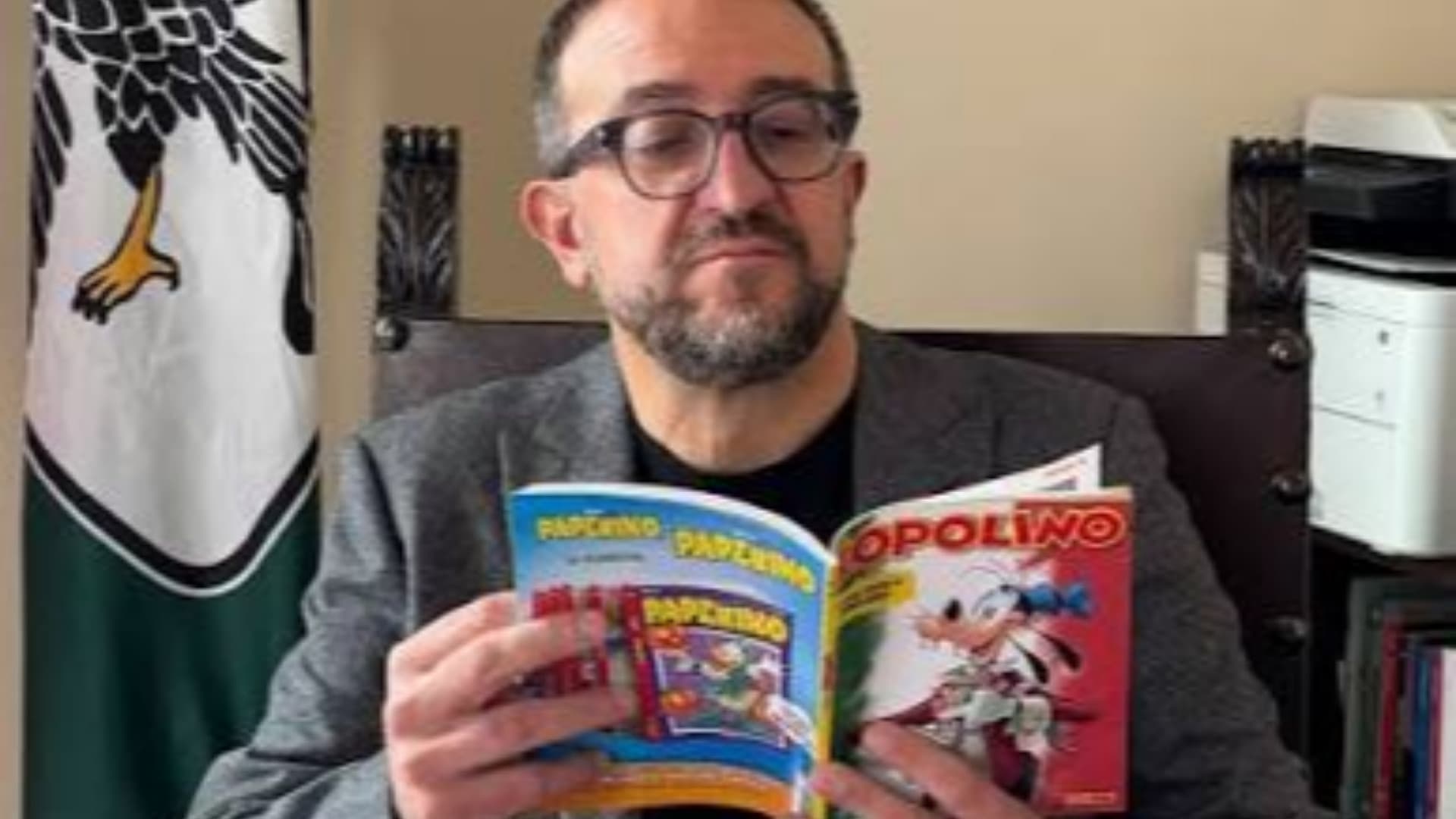 Il sindaco Biondi con la copia di Topolino