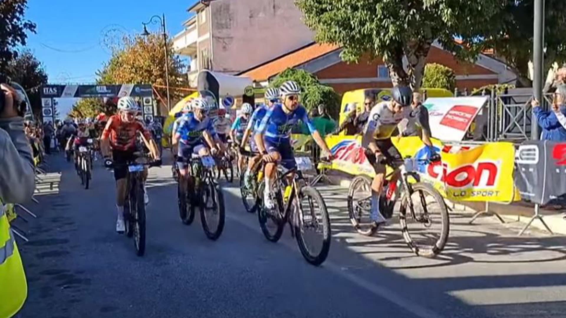 Mountain bike, 150 bikers a Collarmele per “I Sentieri dei Lupi”: vince Franco Casella