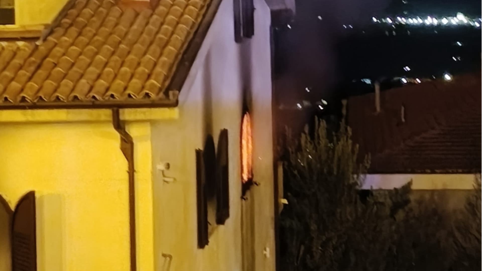 Sul posto i vigili del fuoco