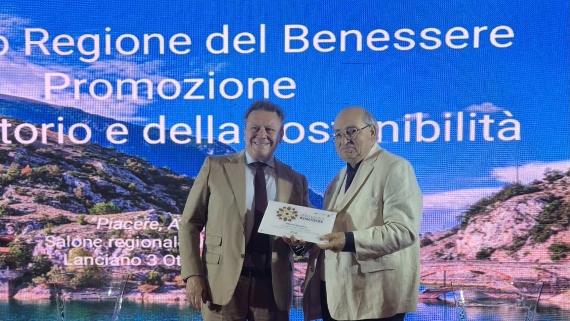 L'amministratore delegato Bruno Ciutti riceve la targa