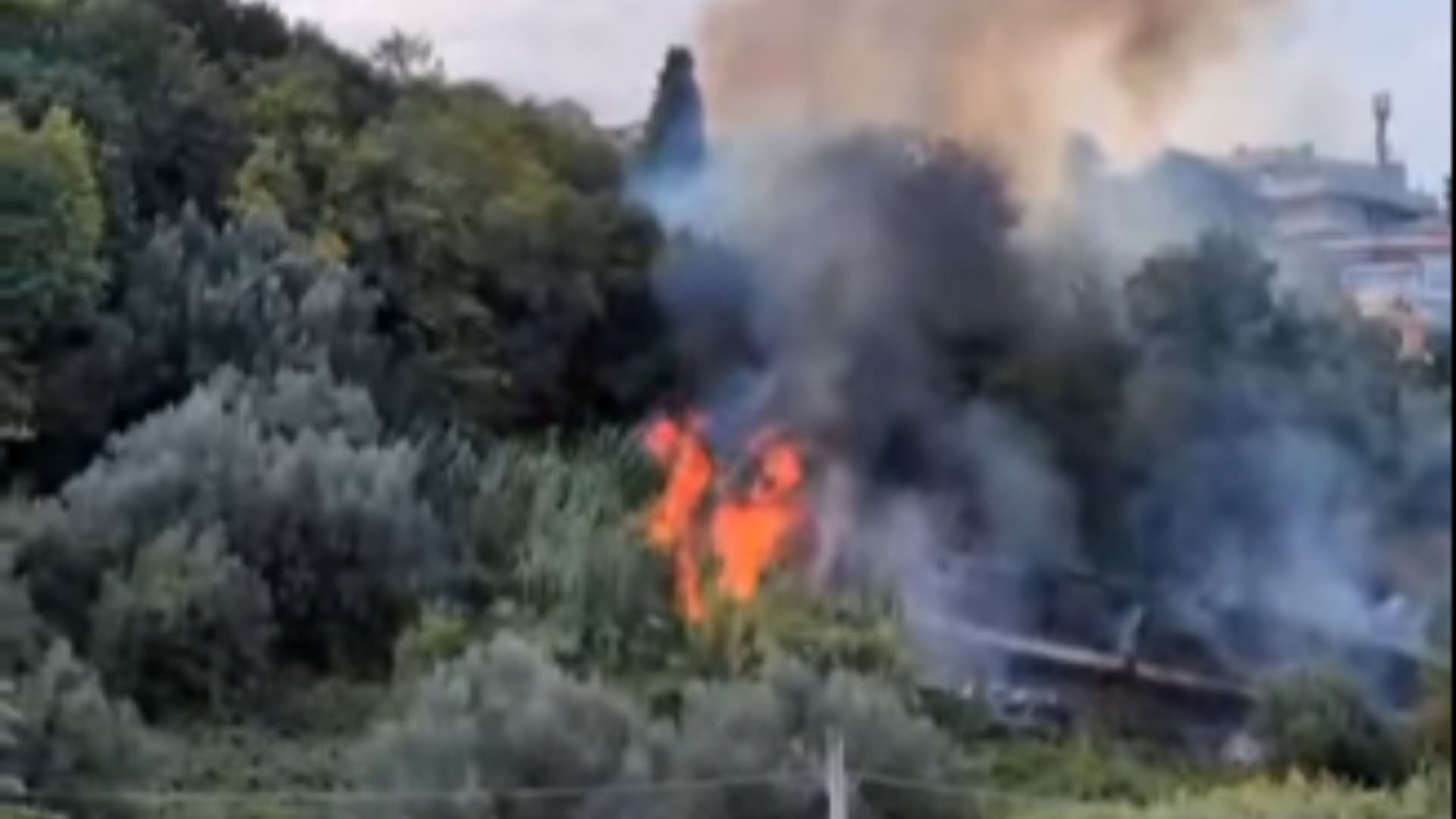 Giulianova, fiamme a ridosso delle case: in azione anche l'elicottero - Video