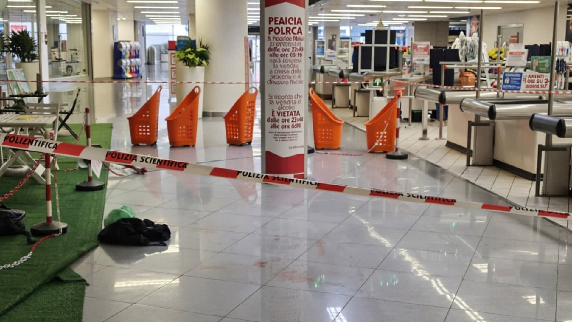 Pescara, 35enne ferito al collo con una bottiglia davanti al supermercato: è gravissimo
