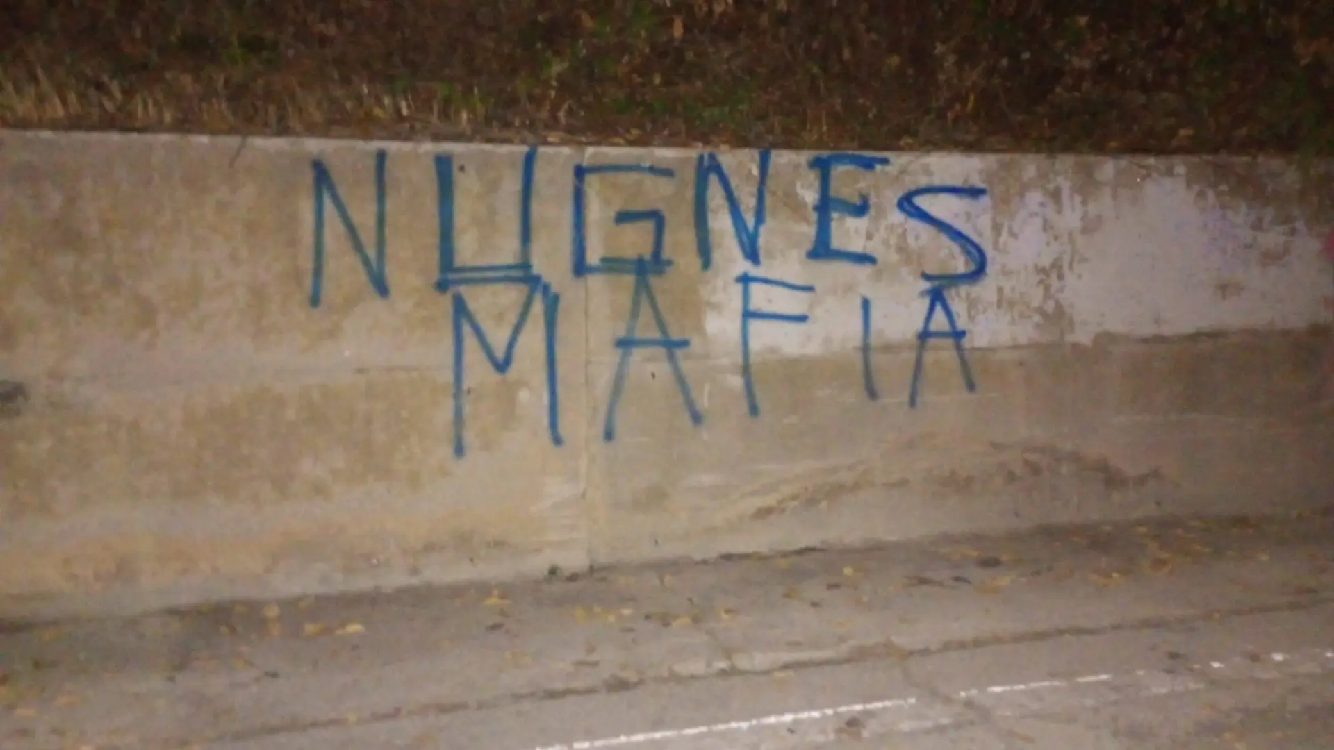 «Mafia» scritto sui muri di Roseto contro il sindaco Nugnes: scatta la denuncia ai carabinieri contro ignoti, tensione alle stelle in città