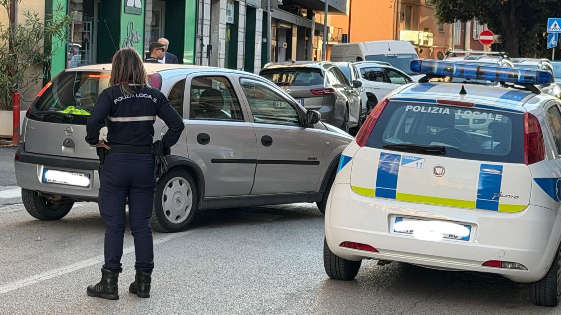 Teramo, al pronto soccorso del Mazzini due giovani investiti sulle strisce in viale Crucioli