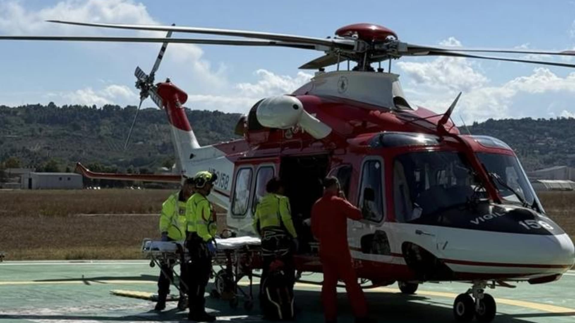 Gran Sasso, soccorsi due escursionisti: l’elicottero Drago 170 in volo per il recupero sul Corno Grande