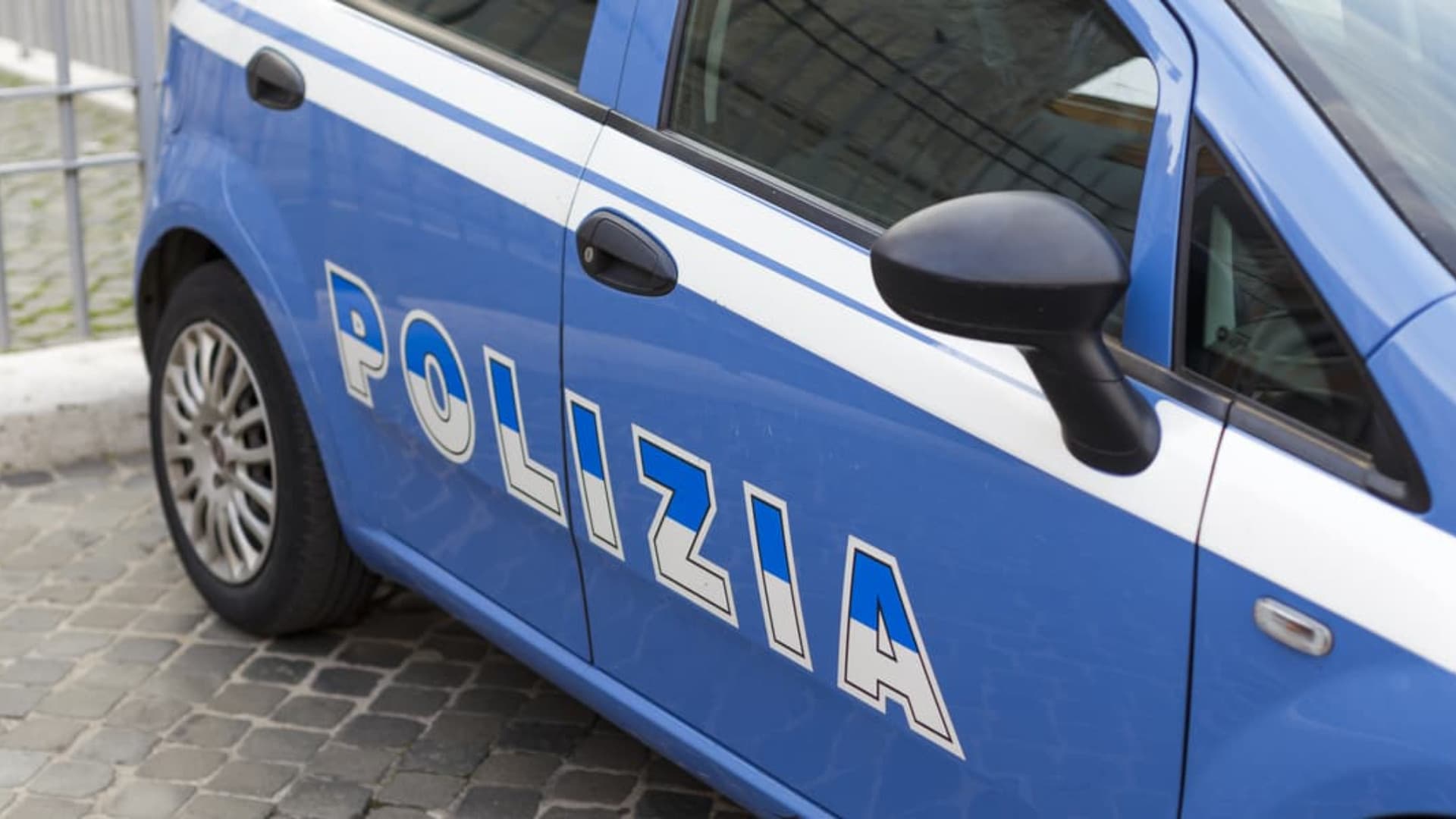 L’Aquila, 18enne aggredito al bar da un gruppo di giovani: finisce in ospedale