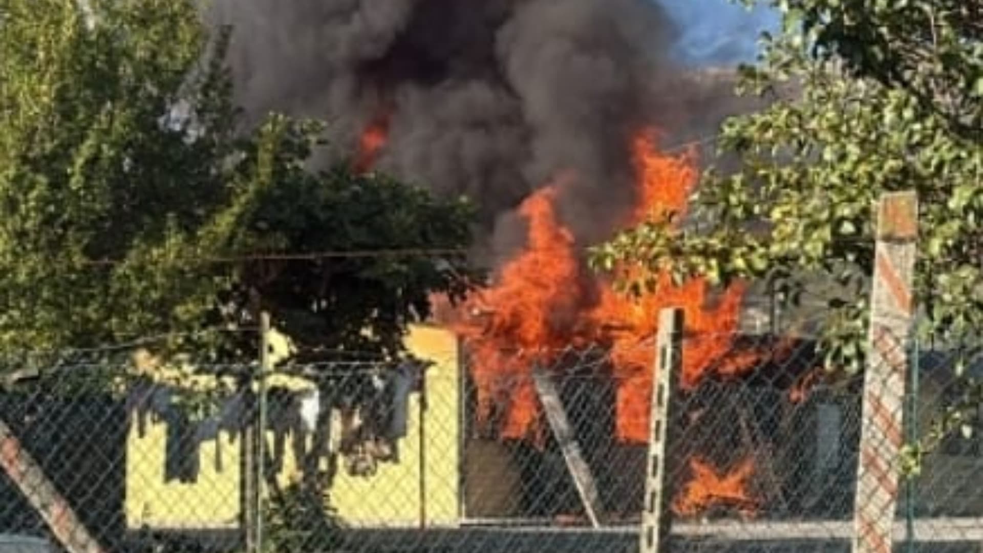 Paura a Isola del Gran Sasso, le fiamme avvolgono un MAP: anziano fuori casa al momento del rogo