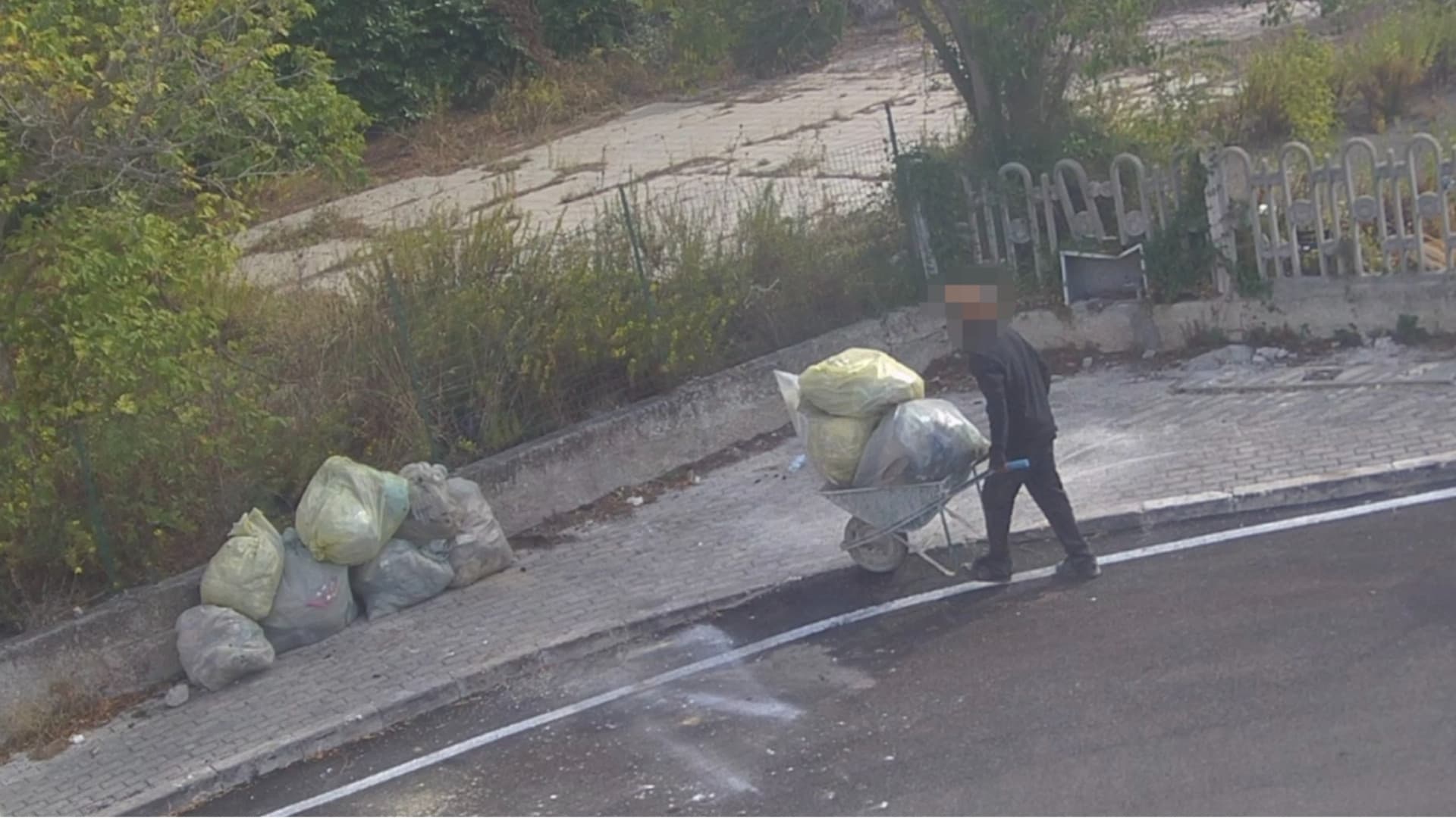 Pescara, abbandona dieci sacchi di rifiuti in strada con una carriola: incastrato dalle telecamere