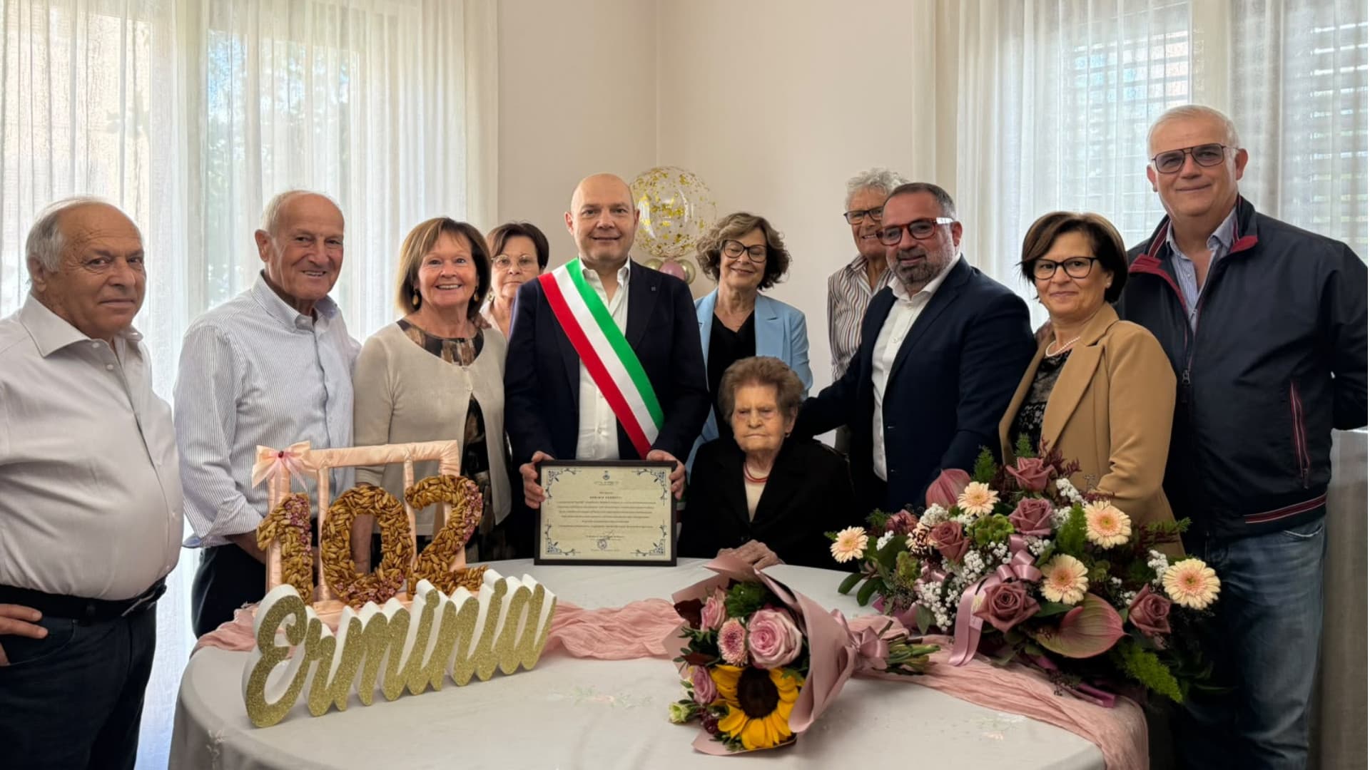 Pineto in festa per nonna Erminia: 102 anni, quattro figlie, nove nipoti e una passione per Gianna Nannini