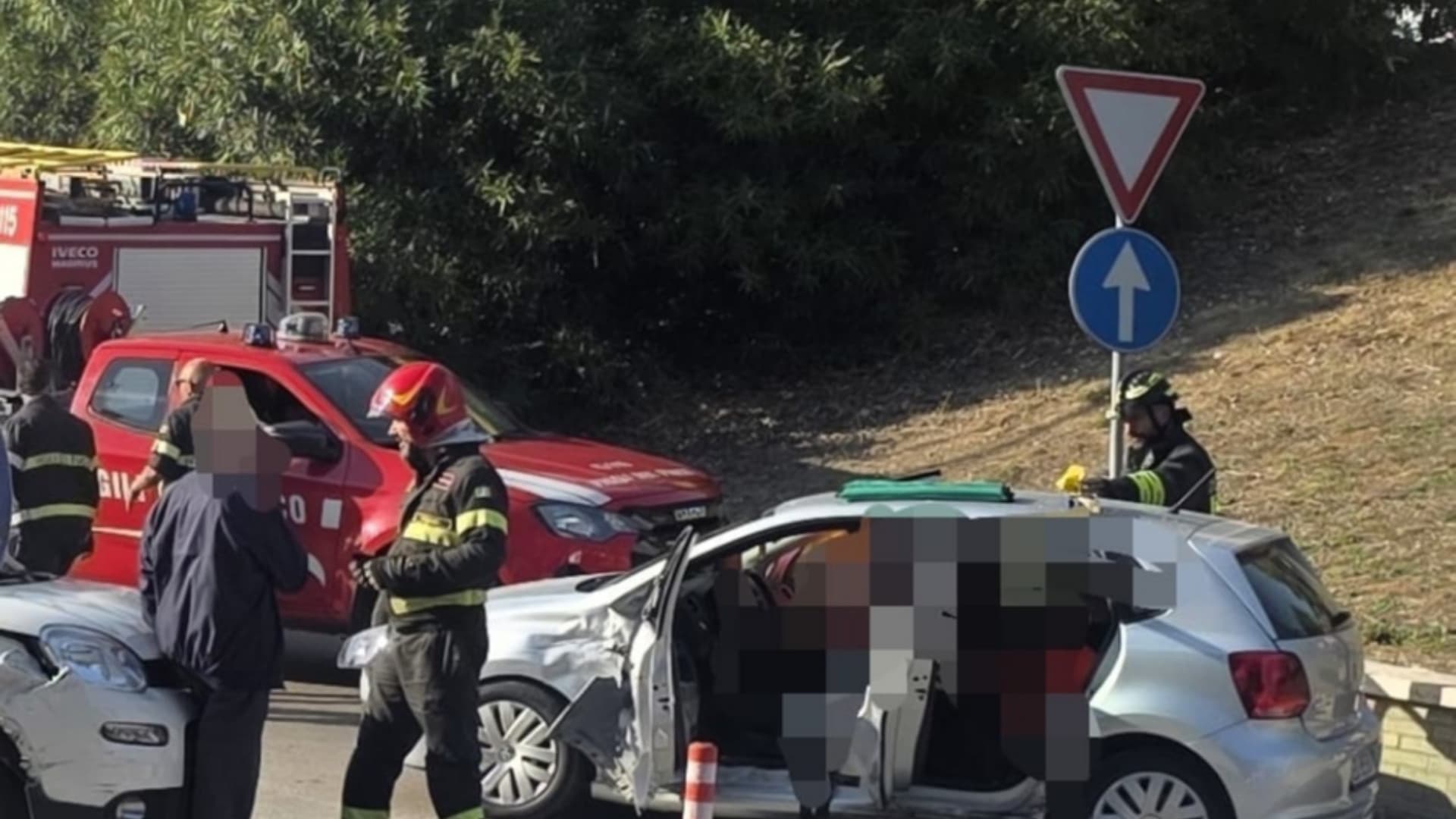 Teramo, tamponamento e scontro frontale in via Po: due feriti e intervento dei Vigili del Fuoco