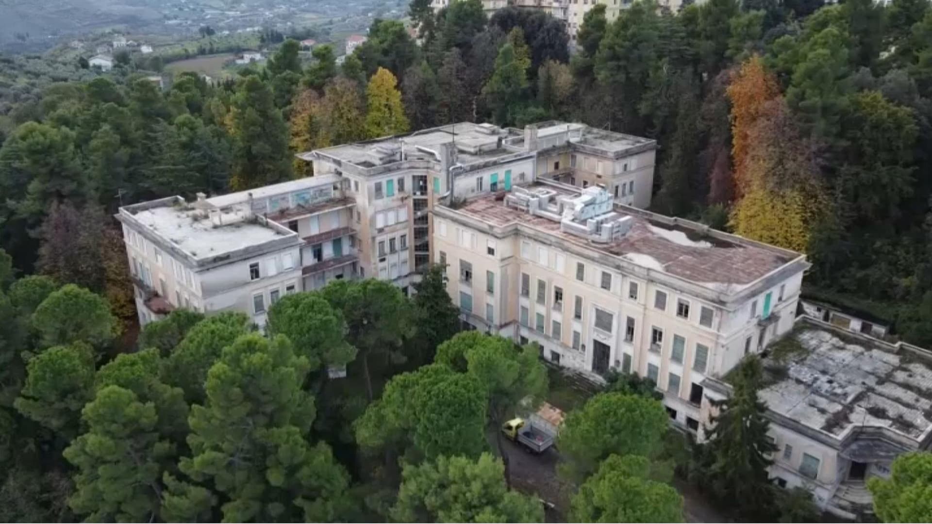 Chieti, divampa un incendio nell’ex ospedale San Camillo