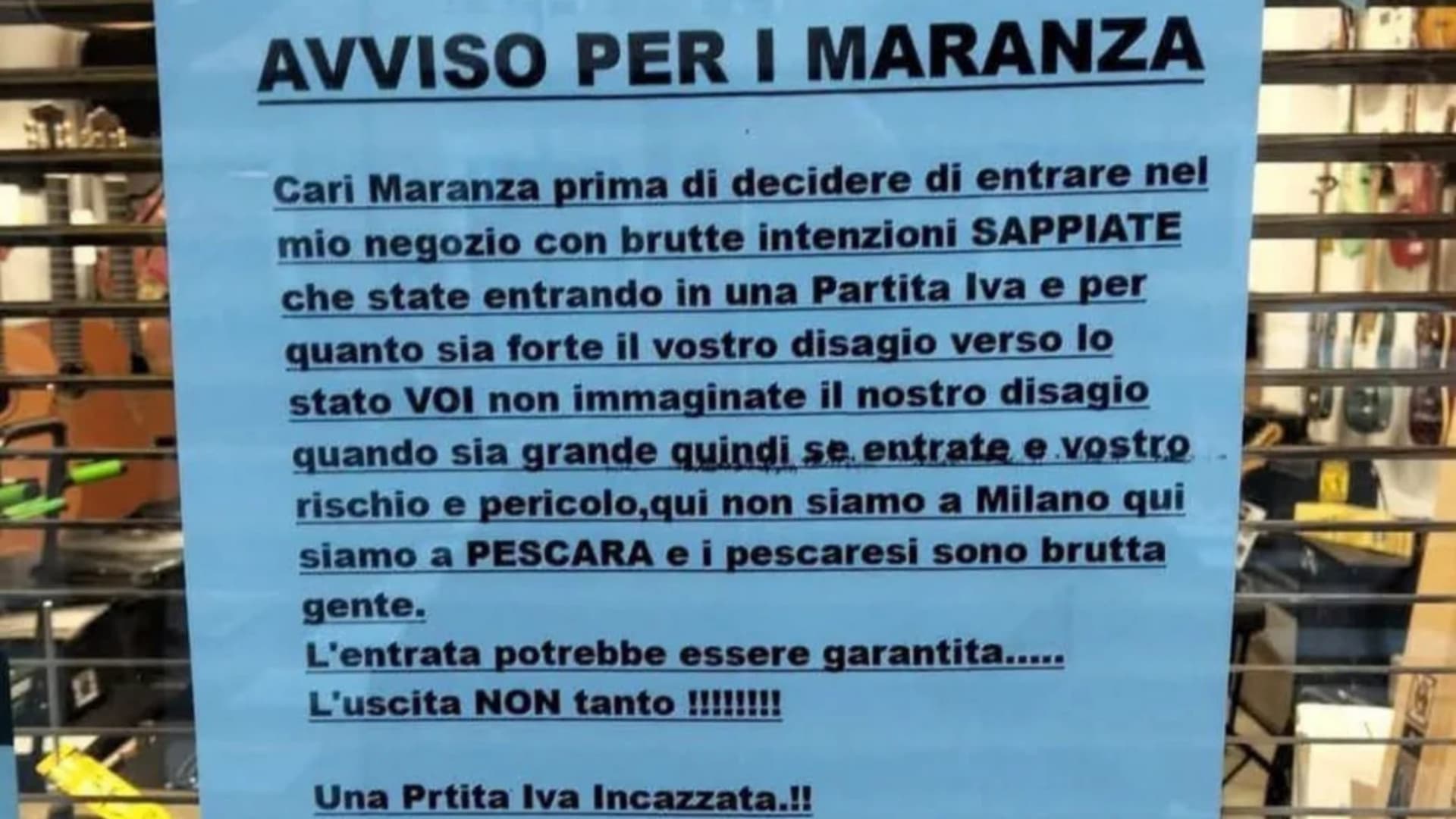 Un volantino su una vetrina di Pescara