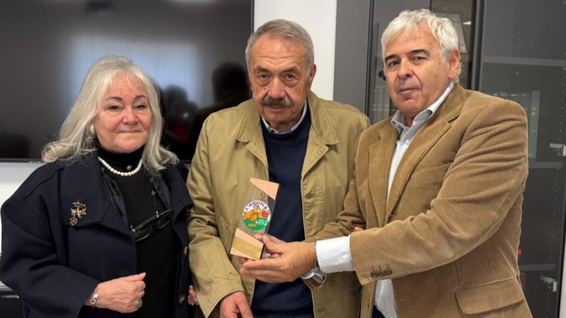 L'Aquila, il dottor Giuseppe Calvisi va in pensione: l'omaggio di L'Aquila per la vita
