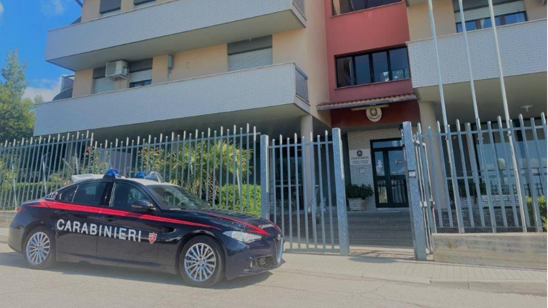 Penne, distraggono donna e gli rubano borsa dall’auto: due arresti