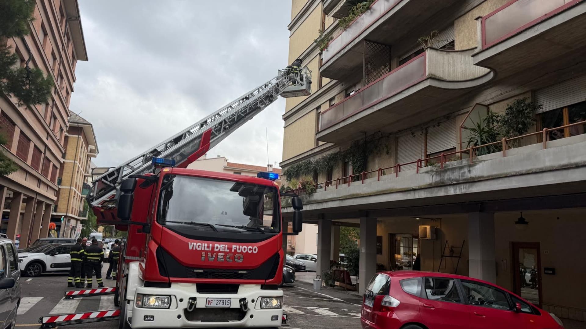 Teramo, cadono calcinacci dai balconi in via Gasbarrini: strada chiusa e parcheggi interdetti