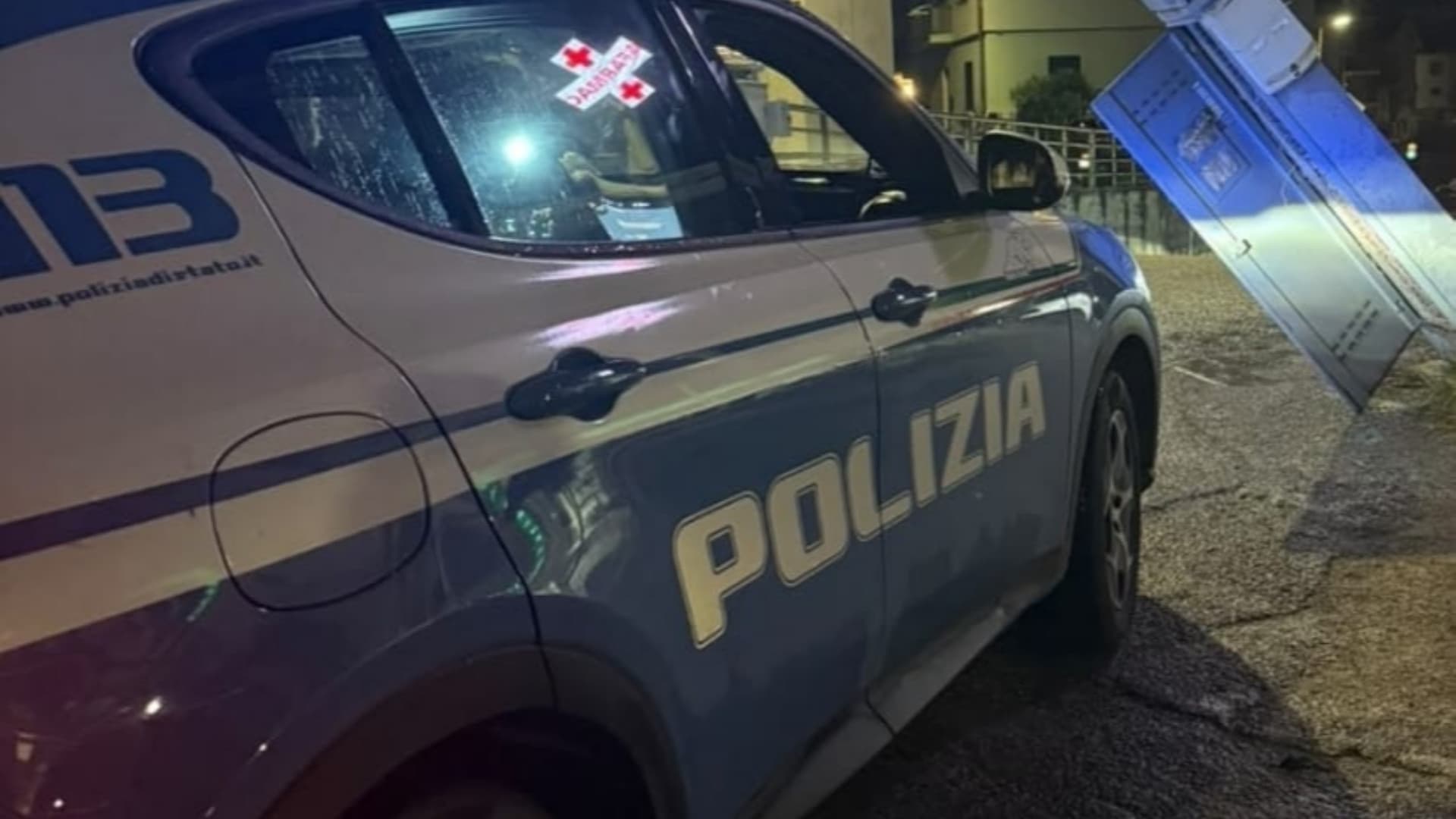 Teramo, fuga rocambolesca a Villa Mosca: sospetti ladri tamponano una colonnina Telecom durante l'inseguimento