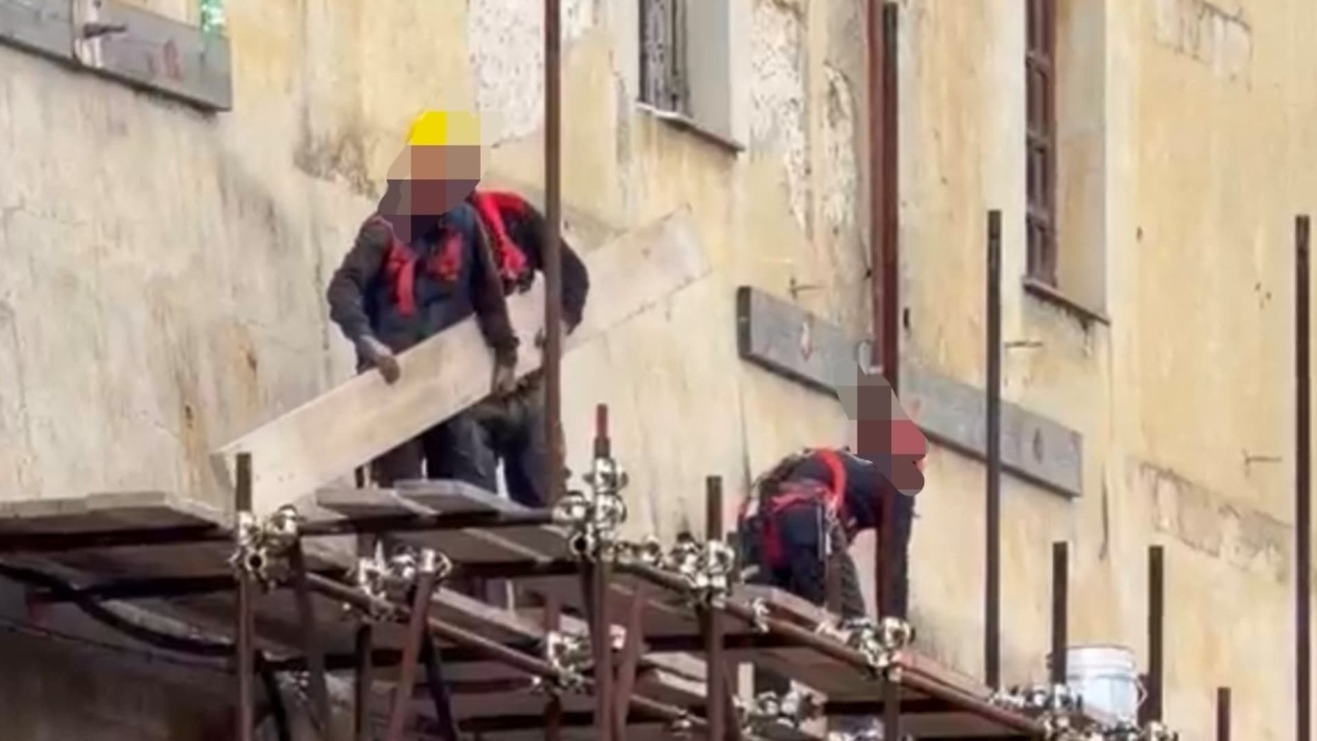 Teramo, operai senza casco e senza protezioni durante lo smontaggio di un ponteggio. Poi piangiamo i morti sul lavoro