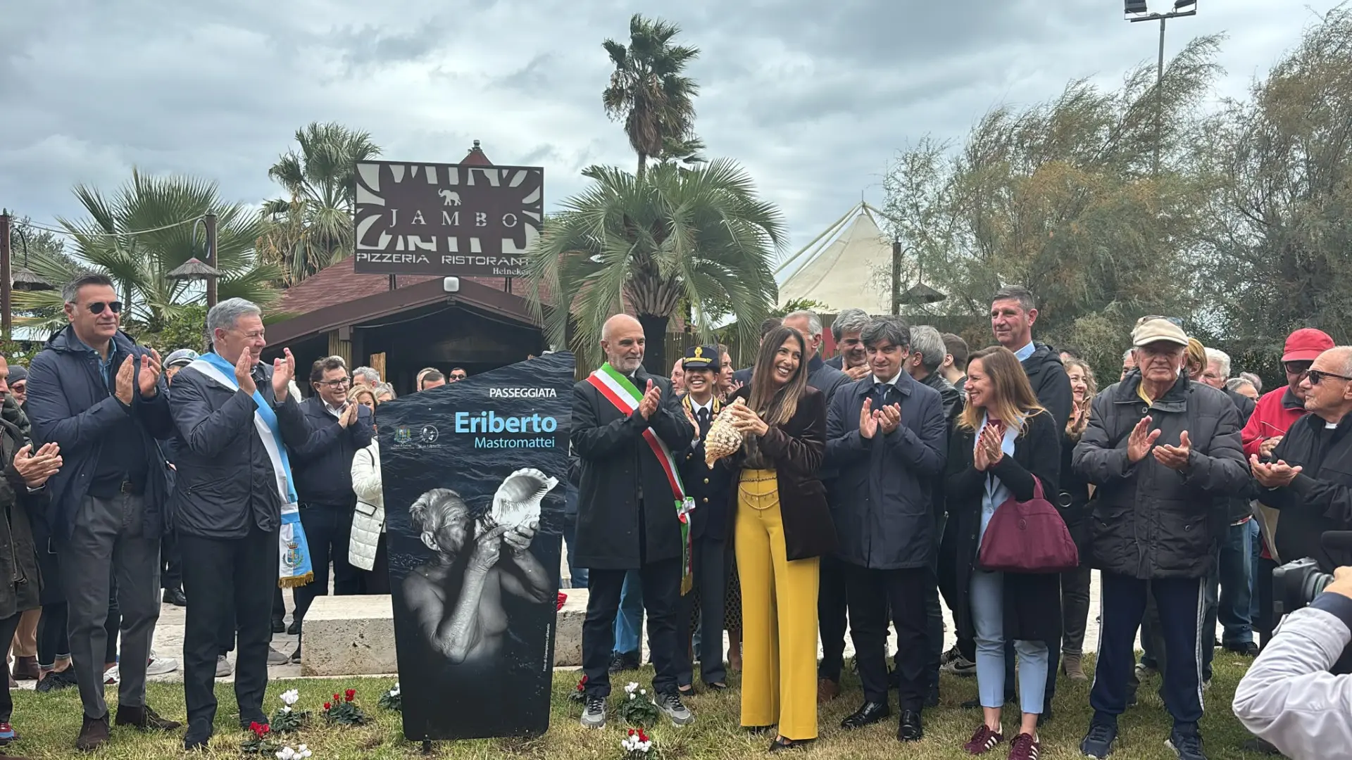 Pescara ricorda Eriberto Mastromattei: un totem con la sua conchiglia davanti allo spazio che ha creato
